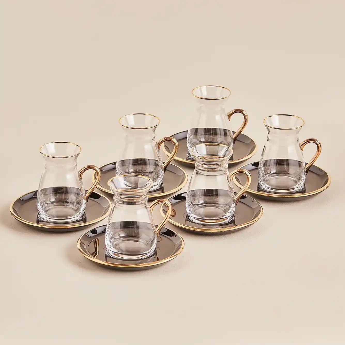 İngiliz Tarzı Ev Dekorasyonunda Çay Bardağı Setleri ve Zarif Detaylar