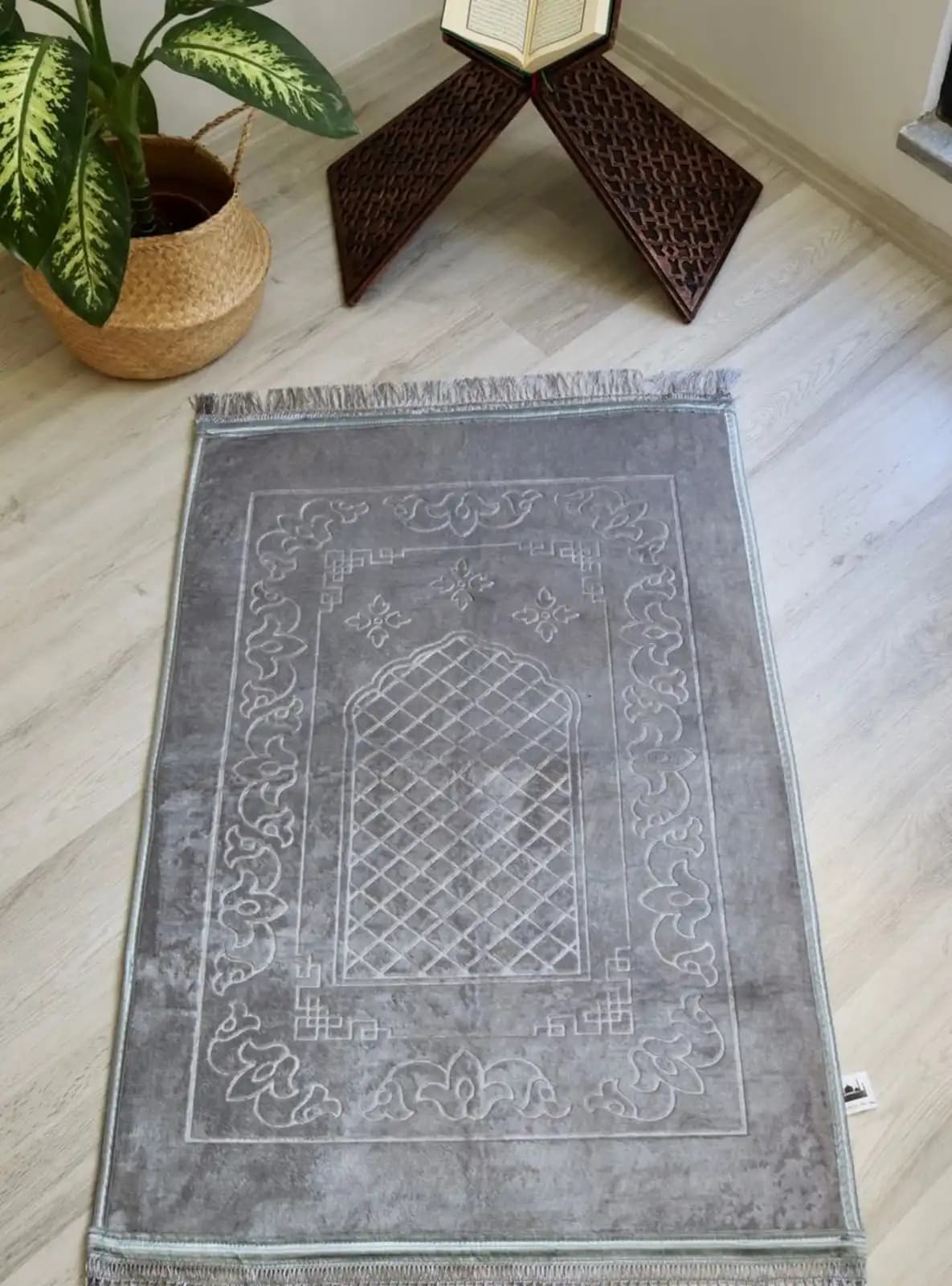 Kalın Peluş Seccade ile Dekorasyonunuzu Zenginleştirin ve Konforu Artırın