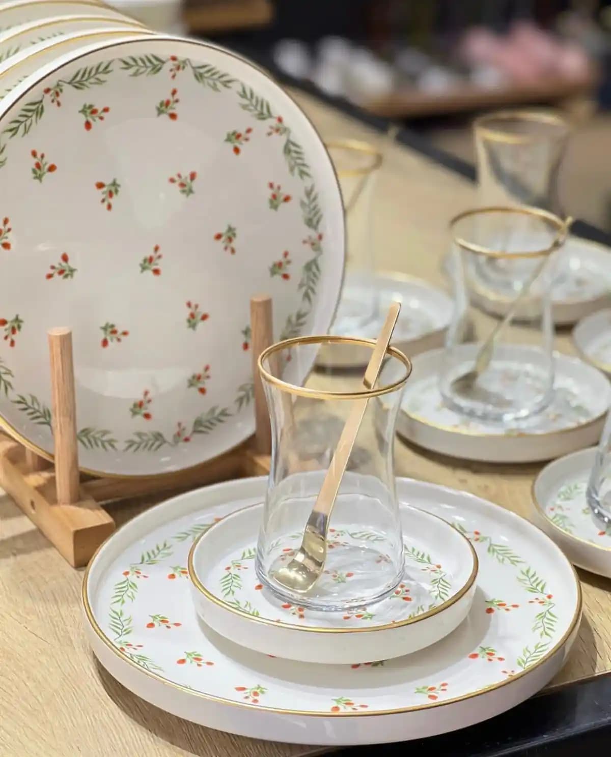 Pasta Çay Setleri Dekorasyonda Zarif ve Fonksiyonel Bir Seçenek Oluyor