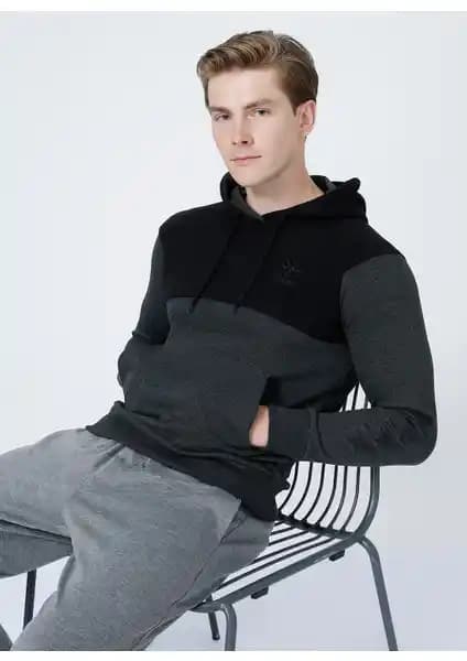 Hummel Fred Erkek Sweatshirt: Şıklık ve Konforu Bir Arada Sunan Modern Tasarım