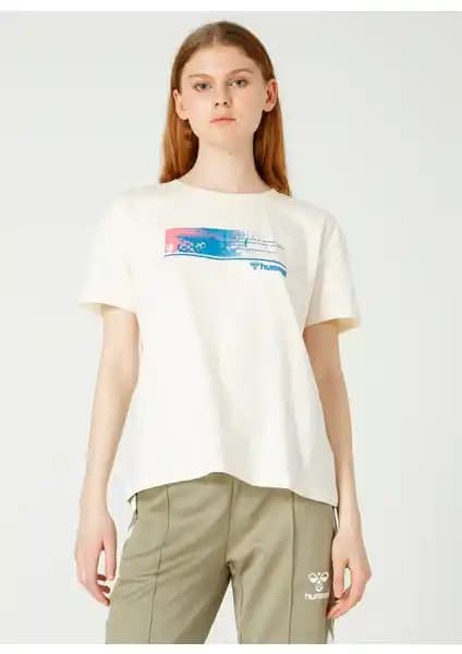 Hummel Mestan Kadın Tişörtü: Şıklık ve Konforu Bir Arada Sunan Modern Tasarım