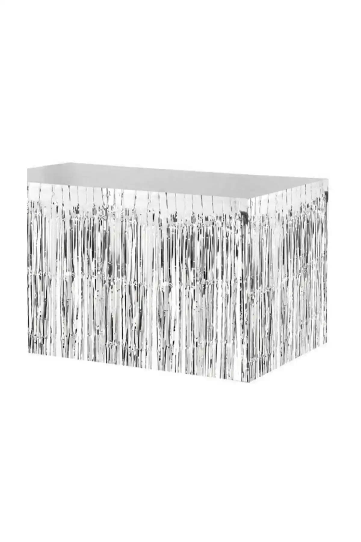 Parti Dolabı Seçenekleri: Metalik Folyo Gri ve Siyah Püsküllü Masa Eteği Karşılaştırması