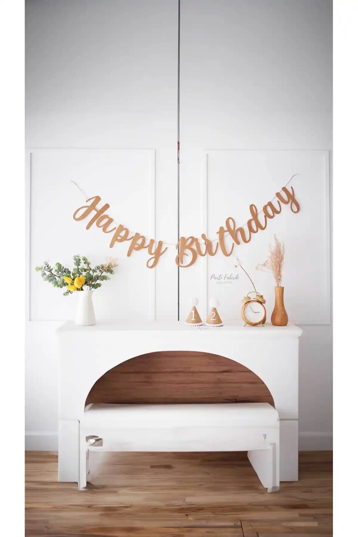 Partifabrik Happy Birthday ve Partioutlet Gold Happy Birthday Bannerlarının Karşılaştırması
