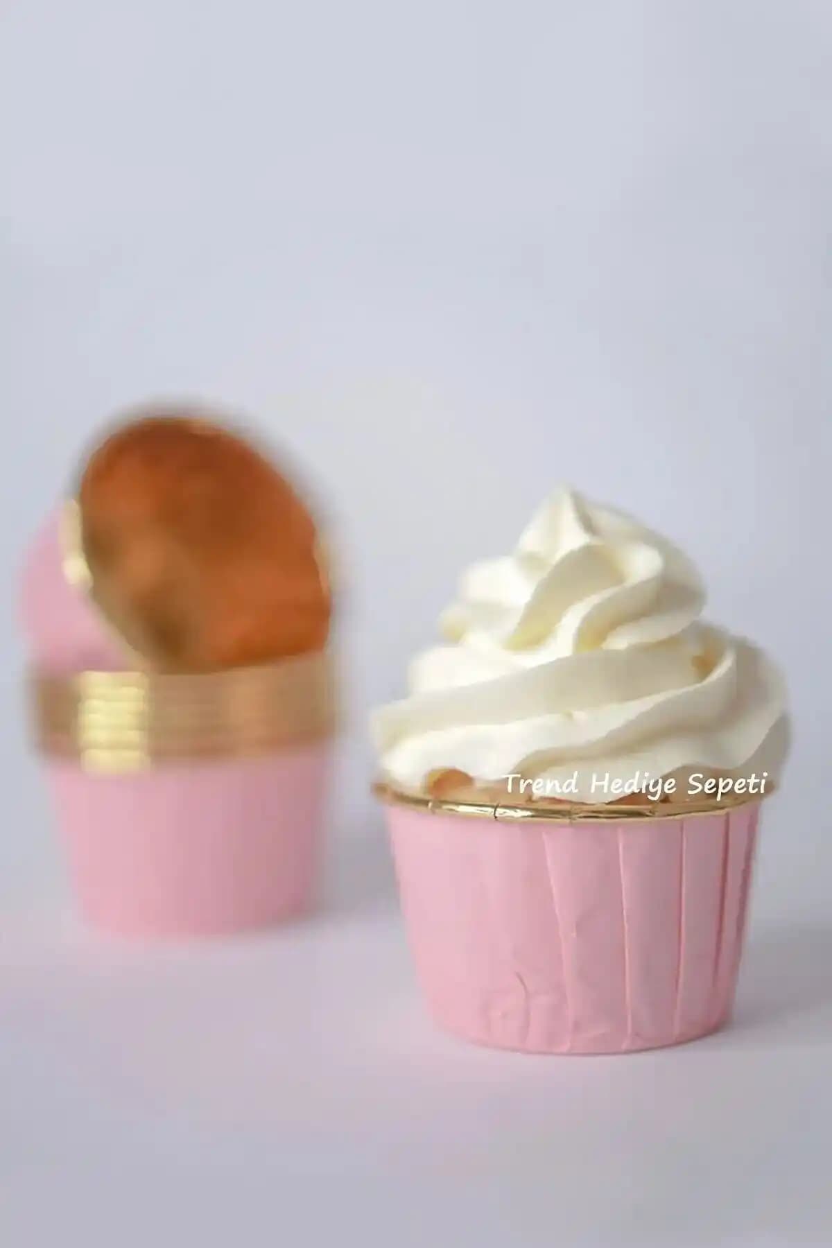 Pembe Gold ve Gökkuşağı Muffin Kek Kalıplarının Detaylı Karşılaştırması