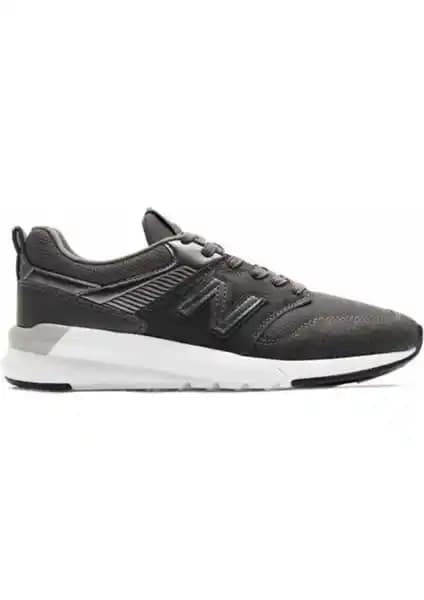 New Balance 009 Siyah Kadın Spor Ayakkabısı Modern Tasarım ve Konfor Sunar