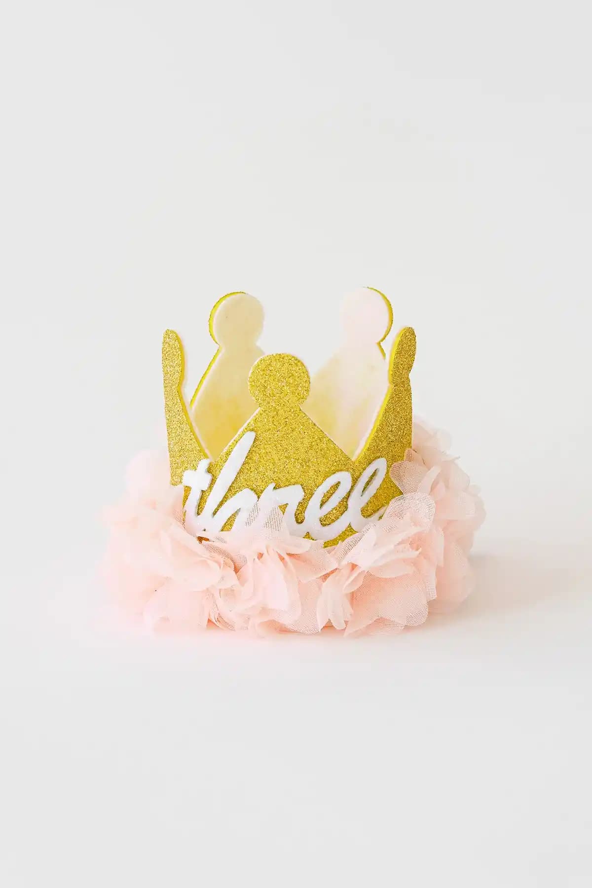 Banamio 3 Yaş Lastikli Simli Doğum Günü Parti Şapkası ve Tacı Somon Renkli