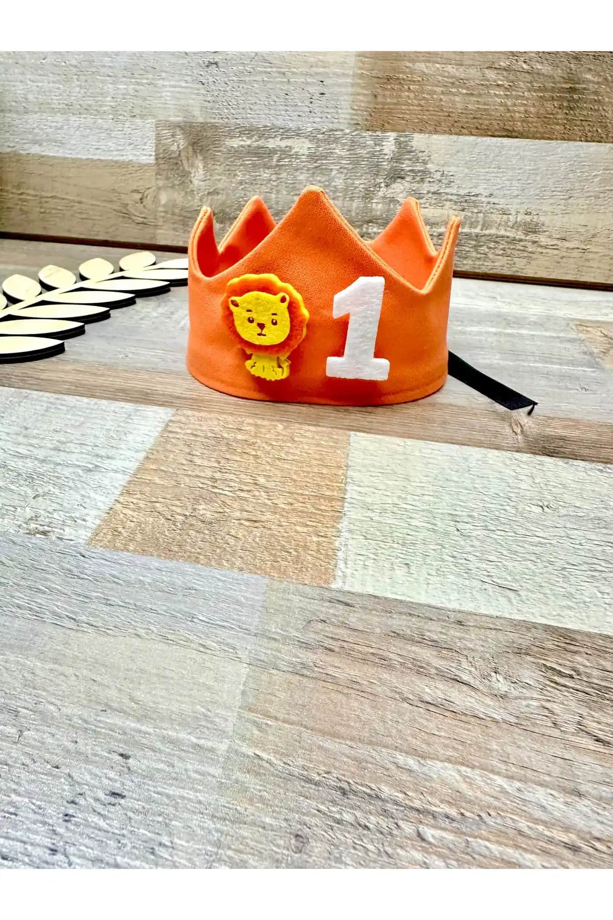 Feriatolye Safari Temalı 1 Yaş Doğum Günü Tacı Aslan Figürlü ve Renkli Tasarım