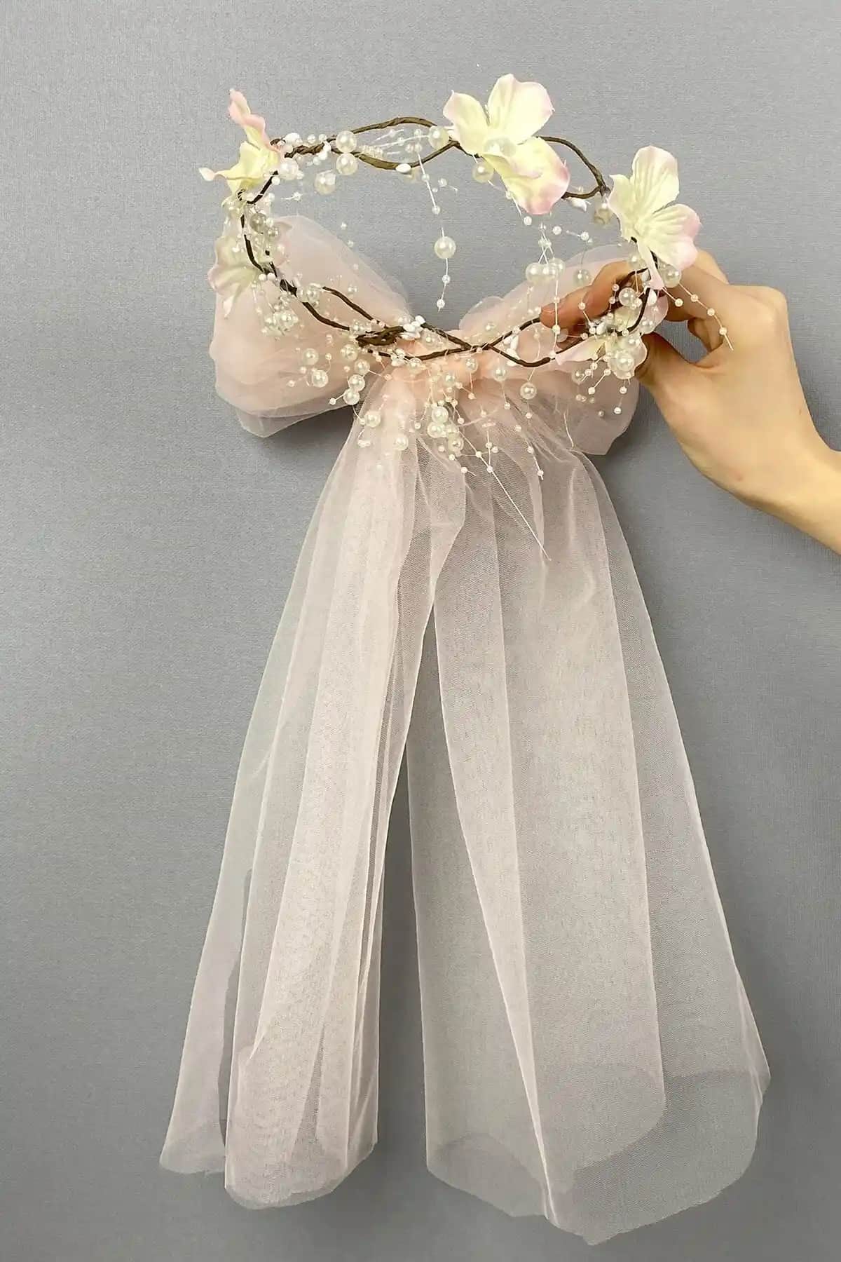 Hobigram El İşçiliğiyle Tasarlanmış Somon Renkli Fiyonklu Gelin Tacı