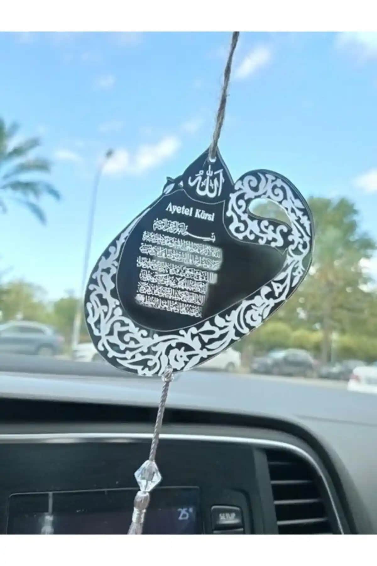 Pleksi Araba Süsü Tasarımı Ayetel Kürsi Motifli ve Canlı Renk Seçenekleriyle