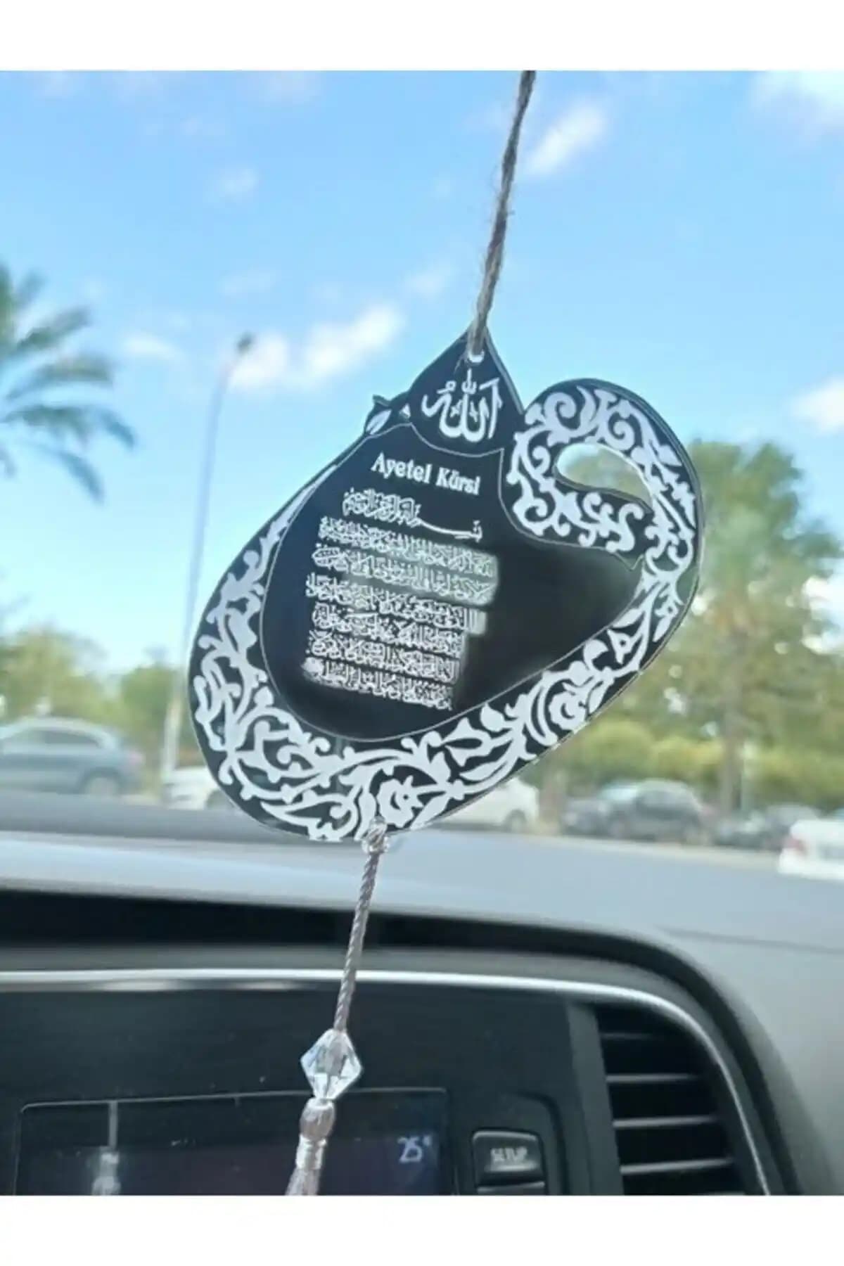 Pleksi Araba Süsü Tasarımı Ayetel Kürsi Motifli ve Canlı Renk Seçenekleriyle