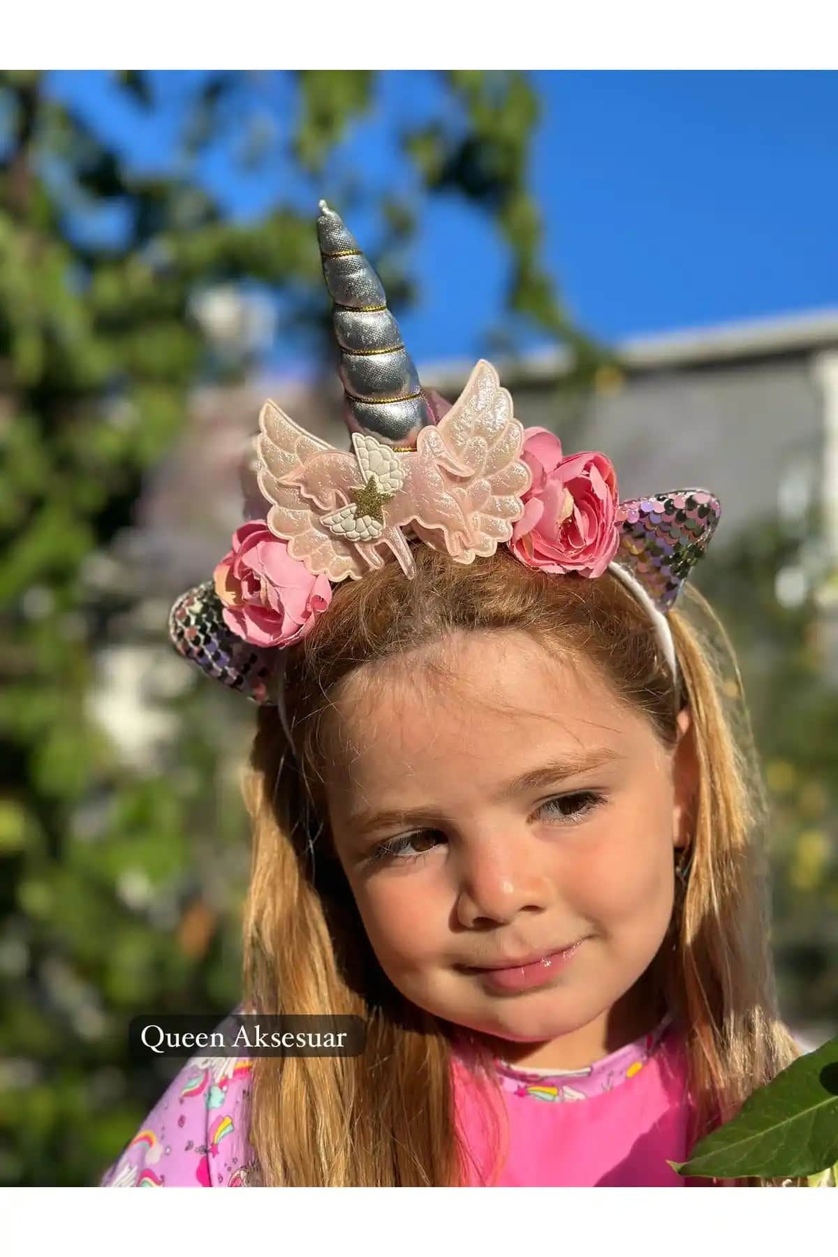 Queen Nelly Unicorn Temalı Büyük Çiçekli Simli Kanatlı Taç Doğum Günü Partisi Aksesuarı