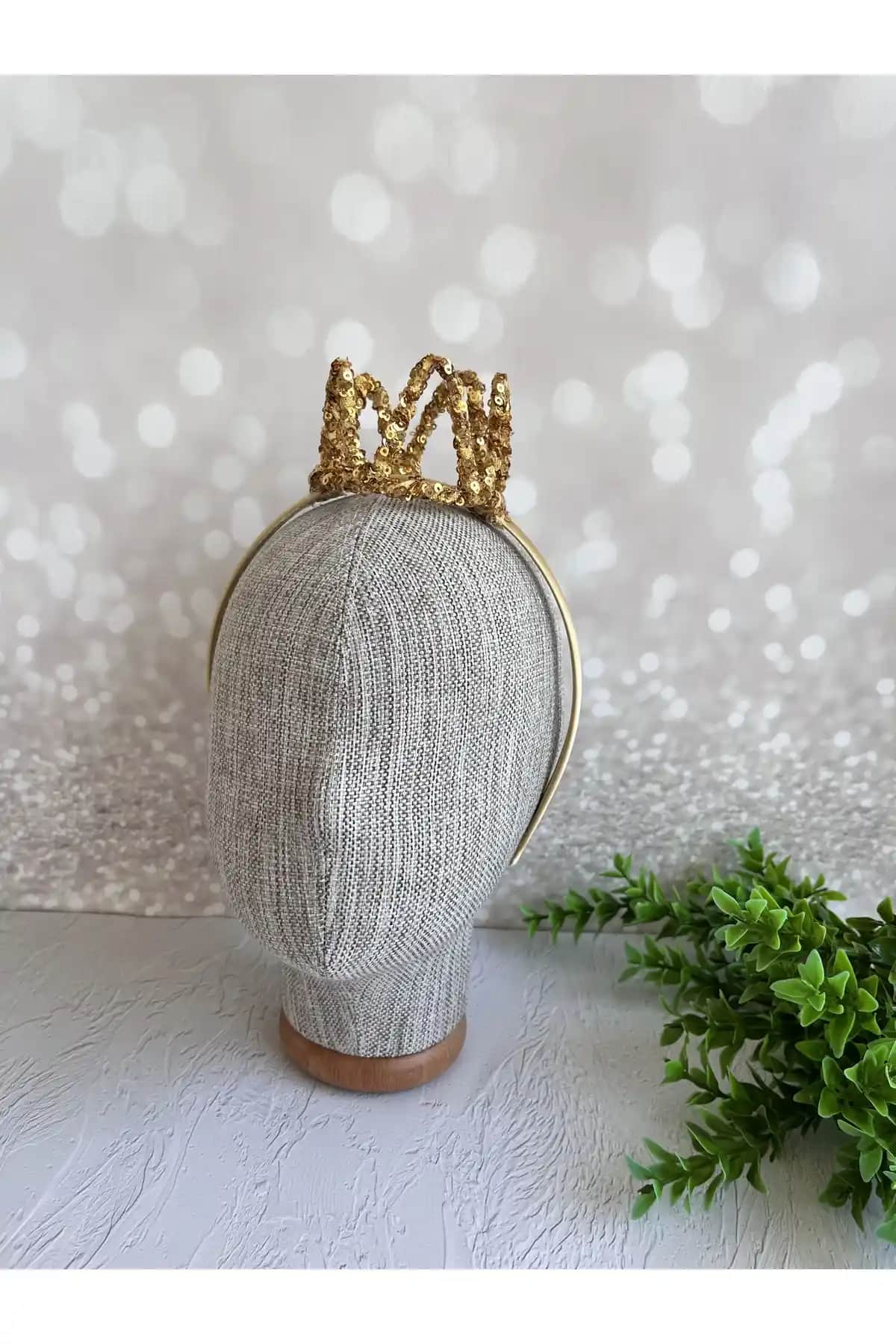 Saklı Design Gold Saten Küçük Kraliçe Figür Parti Taç: Zarif ve Şık Çocuk Aksesuarı