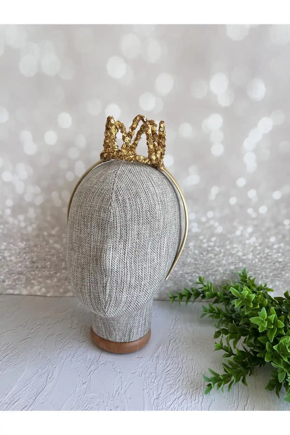 Saklı Design Gold Saten Küçük Kraliçe Figür Parti Taç: Zarif ve Şık Çocuk Aksesuarı