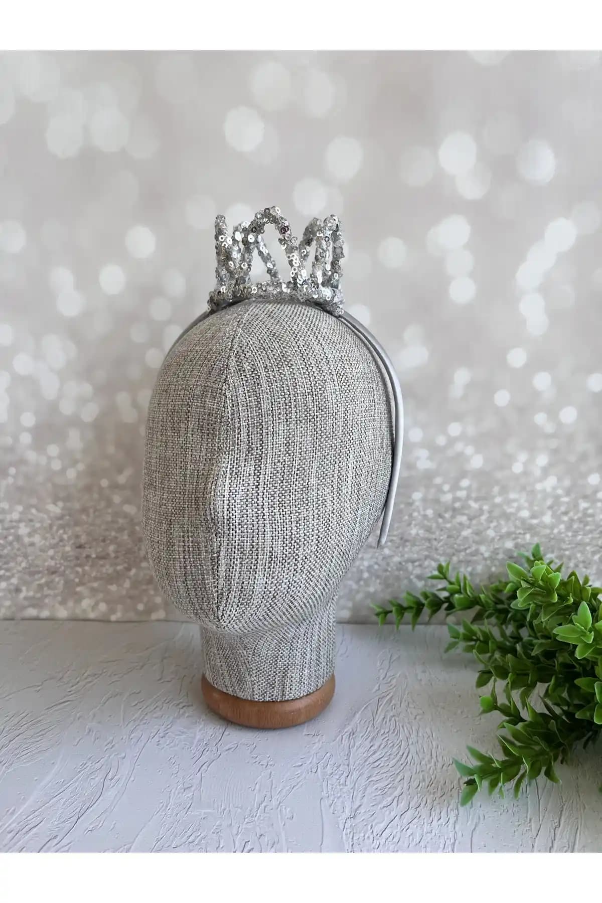 Saklı Design Güçmüş Saten Küçük Kraliçe Figür Parti Tacı Şıklık ve Zarafet Sunar