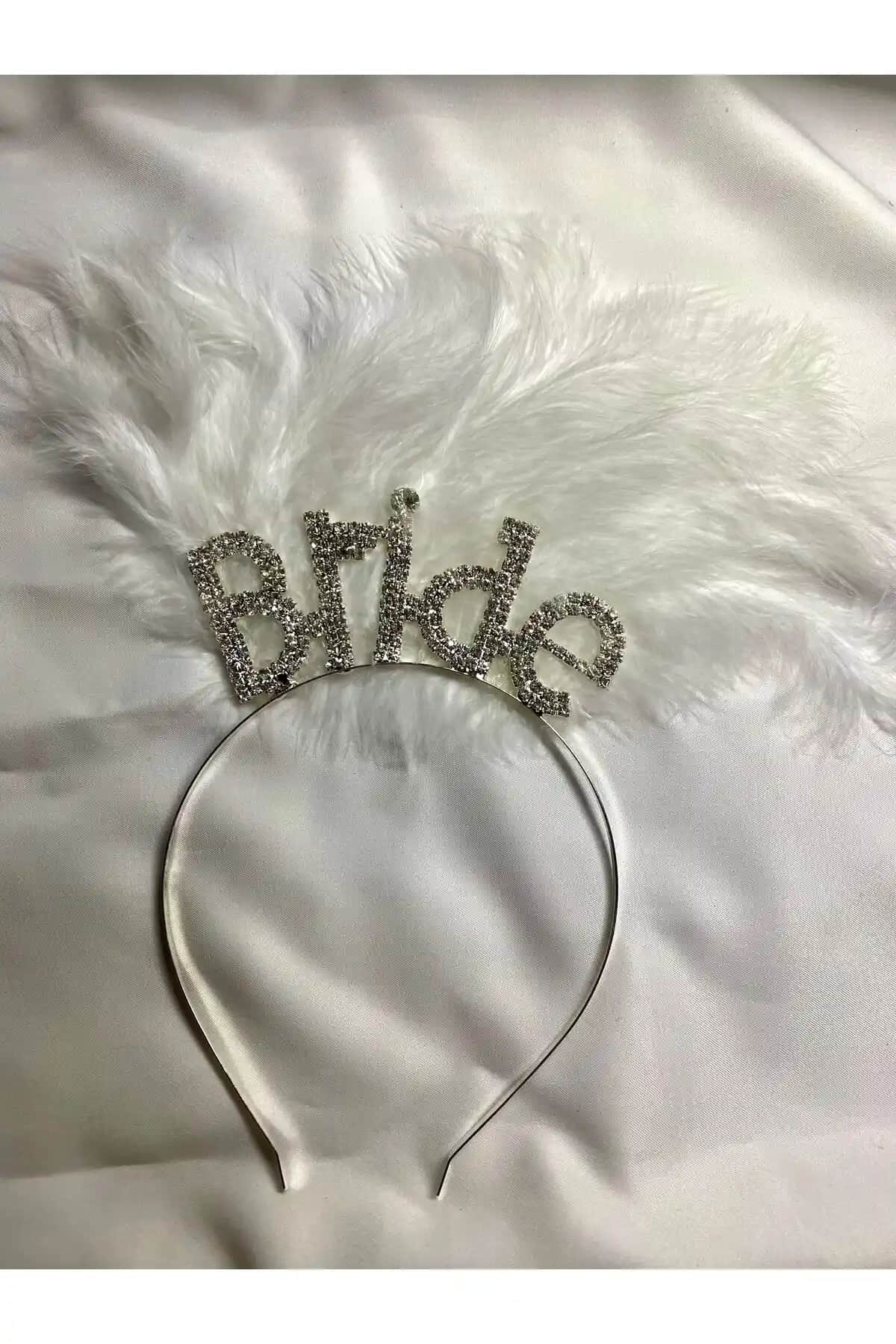 Süs Diyarı Tüylü Kristal Taşlı Bride Yazılı Gelin Tacı Estetik ve Şık Düğün Aksesuarı